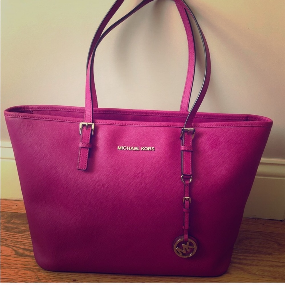MK fuchsia large jet set bag